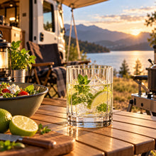 Lade das Bild in den Galerie-Viewer, OONYQ Striped Tumbler 260 ml – bruchsicherer Tumbler aus Tritan mit Rillenoptik mit Limetten-Drink vor dem Wohnmobil
