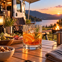Lade das Bild in den Galerie-Viewer, OONYQ Striped Tumbler 260 ml – bruchsicherer Tumbler aus Tritan mit Rillenoptik mit Aperitif beim Camping bei Sonnenuntergang

