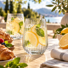 Lade das Bild in den Galerie-Viewer, OONYQ Striped Tumbler 350 ml – bruchsicherer Tumbler aus Tritan mit Rillenoptik mit Zitronenlimonade zum Frühstück
