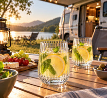 Lade das Bild in den Galerie-Viewer, OONYQ Striped Tumbler 350 ml – bruchsicherer Tumbler aus Tritan mit Rillenoptik mit Zitronenlimonade vor dem Wohnmobil
