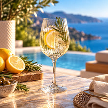 Lade das Bild in den Galerie-Viewer, OONYQ Striped Wine 420 ml – bruchsicheres Weinglas aus Tritan mit Rillenoptik mit Spritz und Zitrone am Pool
