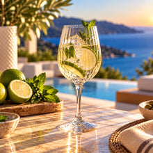 Lade das Bild in den Galerie-Viewer, OONYQ Striped Wine 420 ml – bruchsicheres Weinglas aus Tritan mit Rillenoptik mit Limetten-Spritz auf der Terrasse
