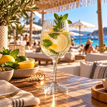 Lade das Bild in den Galerie-Viewer, OONYQ Striped Wine 420 ml – bruchsicheres Weinglas aus Tritan mit Rillenoptik mit Spritz in der Strandlounge
