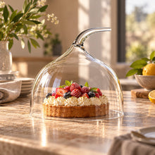 Lade das Bild in den Galerie-Viewer, OONYQ Crystal Cake Cover Ø 257 mm – bruchsichere Tortenhaube aus Tritan mit geschwungenem Griff über einem Beeren-Cheesecake auf dem Esstisch
