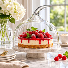 Lade das Bild in den Galerie-Viewer, OONYQ Crystal Cake Cover Ø 257 mm – bruchsichere Tortenhaube aus Tritan mit geschwungenem Griff über Himbeer-Cheesecake auf Marmorplatte
