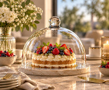 Lade das Bild in den Galerie-Viewer, OONYQ Crystal Cake Cover Ø 260 mm – bruchsichere Tortenhaube aus Tritan mit Knauf über Beerentorte auf Marmorplatte
