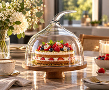 Lade das Bild in den Galerie-Viewer, OONYQ Crystal Cake Cover Ø 308 mm – bruchsichere Tortenhaube aus Tritan mit geschwungenem Griff über Beerentorte auf Tortenständer
