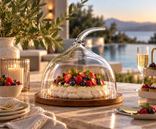Lade das Bild in den Galerie-Viewer, OONYQ Crystal Cake Cover Ø 308 mm – bruchsichere Tortenhaube aus Tritan mit geschwungenem Griff über Torte auf dem gedeckten Tisch
