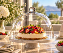 Lade das Bild in den Galerie-Viewer, OONYQ Crystal Cake Cover Ø 310 mm – bruchsichere Tortenhaube aus Tritan mit Knauf über Beeren-Cheesecake auf Marmor-Tortenständer
