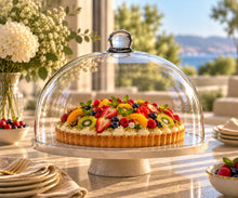 Lade das Bild in den Galerie-Viewer, OONYQ Crystal Cake Cover Ø 310 mm – bruchsichere Tortenhaube aus Tritan mit Knauf über Obsttarte auf Marmor-Tortenständer
