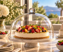 Lade das Bild in den Galerie-Viewer, OONYQ Crystal Cake Cover Ø 310 mm – bruchsichere Tortenhaube aus Tritan mit Knauf über Fruchttorte auf dem gedeckten Tisch
