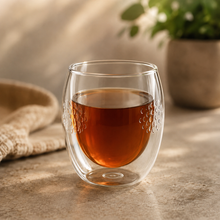 Lade das Bild in den Galerie-Viewer, Thermoglas Nizza 300 ml mit Schwarztee neben einem Leinentuch auf heller Tischplatte
