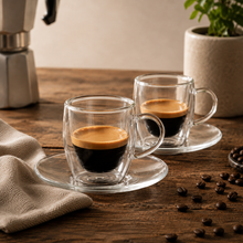 Lade das Bild in den Galerie-Viewer, Zwei Thermogläser Triest 80 ml mit Espresso vor einem Espressokocher aus Aluminium auf einem Holztisch
