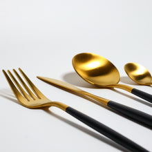 Lade das Bild in den Galerie-Viewer, Besteck-Set &quot;Vannes&quot; aus Edelstahl mit schwarzem Griff Matt &amp; Gold | 16er Set
