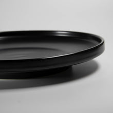 Lade das Bild in den Galerie-Viewer, Seitenansicht schwarzer Keramik-Frühstücksteller Goma Ø 22 cm, hoher Rand
