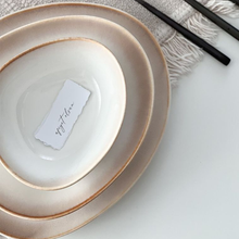 Lade das Bild in den Galerie-Viewer, Detailaufnahme Keramik Teller „Charlotte“ – beige Grundfarbe mit goldenem Rand
