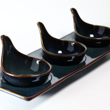 Lade das Bild in den Galerie-Viewer, Handbemalte Dipschale aus Keramik Ø 30 cm im Blau-Grün-Gold-Design „Gothenburg“ – Hauptansicht
