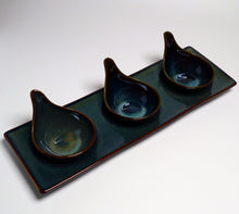 Lade das Bild in den Galerie-Viewer, Dipschale aus Keramik Ø 30 cm – handbemalt, Seitenansicht im Blau-Grün-Gold-Farbspiel
