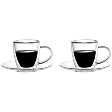 Lade das Bild in den Galerie-Viewer, Zwei doppelwandige Espressogläser Triest 80 ml mit Espresso und Untertassen, freigestellt vor weißem Hintergrund
