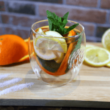 Lade das Bild in den Galerie-Viewer, Doppelwandiges Thermoglas Nizza mit Eistee, Minze, Zitrone und Orange auf einem Holztisch
