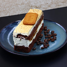 Lade das Bild in den Galerie-Viewer, Keramik Teller „Gothenburg“ in Grün-Blau, Dessert mit Keks und Schokostreuseln
