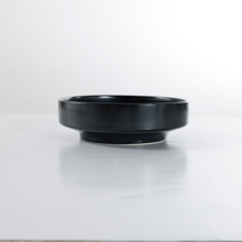 Lade das Bild in den Galerie-Viewer, Schwarze Keramik-Pastateller Goma Ø 23 cm mit Fuß, 2er Set
