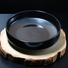 Lade das Bild in den Galerie-Viewer, Schwarzer Keramik-Pastateller Goma Ø 23 cm mit Fuß, präsentiert auf rundem Holzteller
