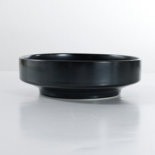 Lade das Bild in den Galerie-Viewer, Schwarzer Keramik-Pastateller Goma Ø 23 cm mit Fuß, glänzende Glasur, hoher Rand
