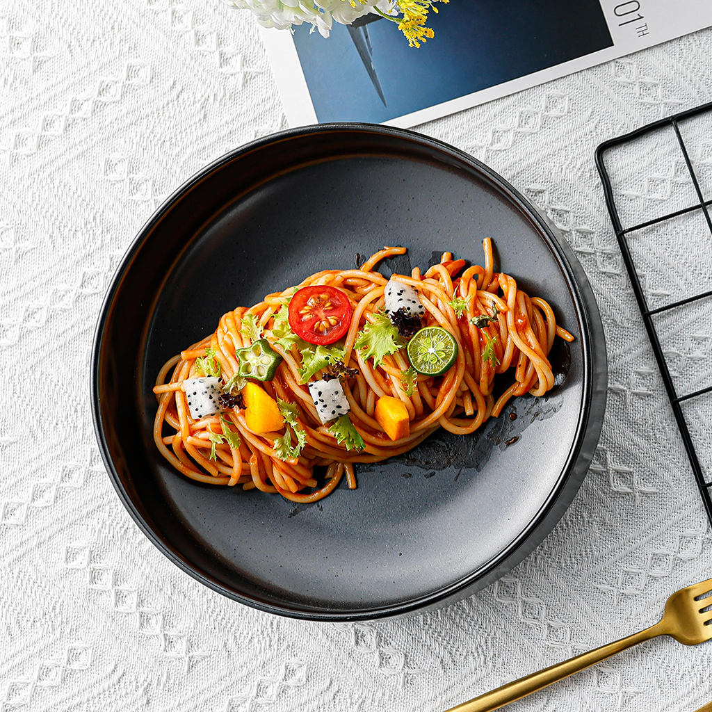 Schwarzer Keramik-Pastateller Goma Ø 23 cm mit Fuß, serviert mit Pasta und Tomatensoße