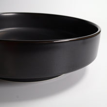 Lade das Bild in den Galerie-Viewer, Seitenansicht schwarzer Keramik-Pastateller Goma Ø 23 cm mit Fuß, glänzende Glasur
