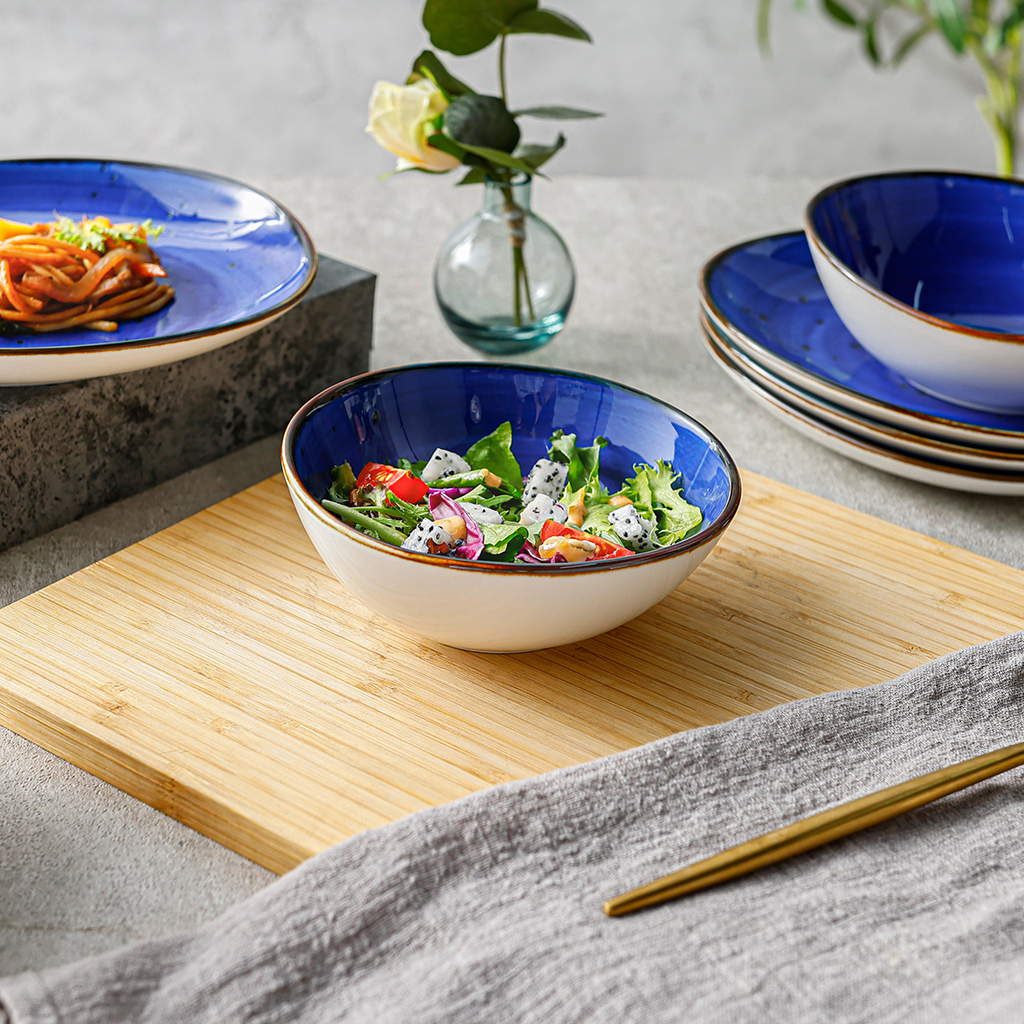 Detailaufnahme einer handbemalten Salatschüssel Ø 15 cm – Blau-Gold