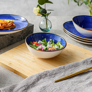 Detailaufnahme einer handbemalten Salatschüssel Ø 15 cm – Blau-Gold