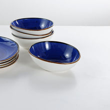 Lade das Bild in den Galerie-Viewer, Handbemalte Salatschüssel Ø 15 cm im Blau-Gold-Design – Hauptansicht
