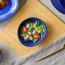 Lade das Bild in den Galerie-Viewer, Salatschüssel Ø 15 cm aus Keramik im Blau-Gold-Design – mit frischem Salat serviert

