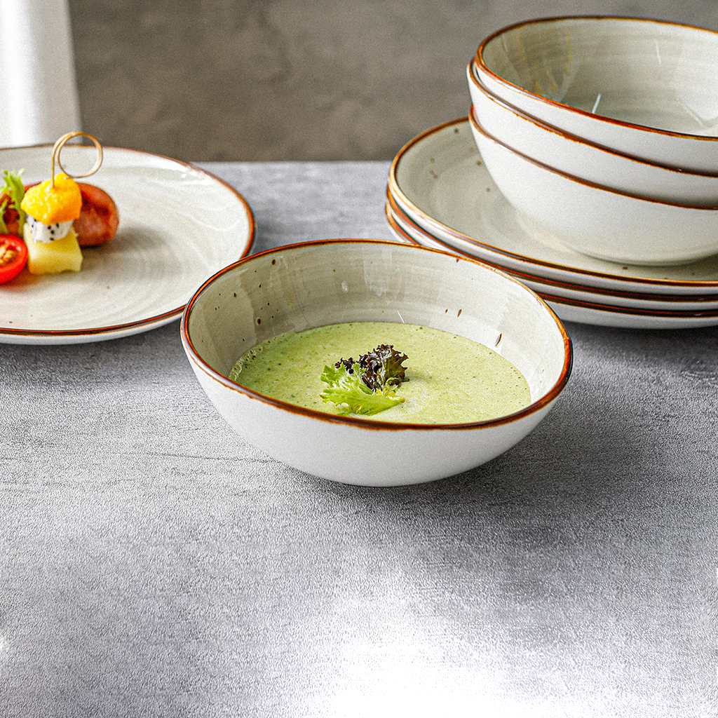 Handbemalte Salatschüssel „Charlotte“ Ø 15 cm – beige-gold, gefüllt mit Suppe