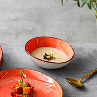 Detailaufnahme einer handbemalten Salatschüssel Ø 15 cm – Orange-Gold