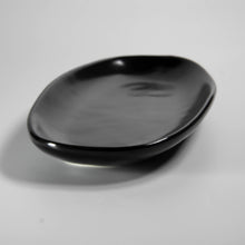 Lade das Bild in den Galerie-Viewer, Schwarze Keramik-Servierplatte Goma, länglich, glänzende Glasur, perspektivische Ansicht
