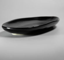 Lade das Bild in den Galerie-Viewer, Seitenansicht schwarze Keramik-Servierplatte Goma, länglich, glänzende Glasur
