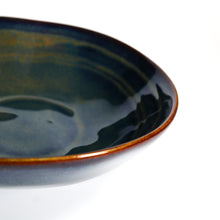 Lade das Bild in den Galerie-Viewer, Schrägansicht einer handbemalten Keramik-Servierschale Ø 15 cm im Blau-Grün-Gold-Design
