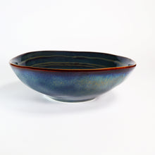 Lade das Bild in den Galerie-Viewer, Servierschale aus Keramik Ø 15 cm – handbemalt, Seitenansicht im Blau-Grün-Gold-Farbspiel
