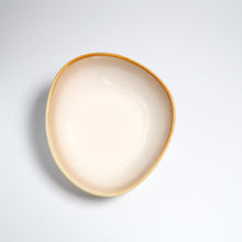 Lade das Bild in den Galerie-Viewer, Draufsicht der Servierschale „Charlotte“ Ø 16 cm – Beige-Gold
