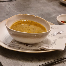 Lade das Bild in den Galerie-Viewer, Handbemalte Servierschale „Charlotte“ Ø 16 cm mit Suppe – Beige-Gold
