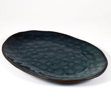 Lade das Bild in den Galerie-Viewer, Handbemalte Servierschale „Gothenburg“ aus Keramik Ø 36 cm im Blau-Grün-Gold-Design – Hauptansicht
