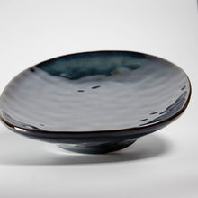 Lade das Bild in den Galerie-Viewer, Detailansicht der großen Servierschale Ø 36 cm – Keramik Blau-Grün-Gold, handbemalt
