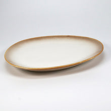 Lade das Bild in den Galerie-Viewer, Servierteller Keramik „Charlotte“ Ø 33 cm – Beige-Gold, Hauptansicht
