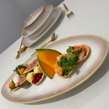 Lade das Bild in den Galerie-Viewer, Servierteller „Charlotte“ Ø 33 cm – Beige-Gold, angerichtet mit Fisch und Gemüse
