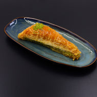 Handbemaltes Serviertellerchen aus Keramik Ø 27 cm im Blau-Grün-Gold-Design, belegt mit Baklava als Anwendungsbeispiel