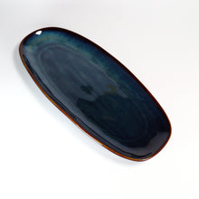 Lade das Bild in den Galerie-Viewer, Handbemaltes Serviertellerchen aus Keramik Ø 27 cm im Blau-Grün-Gold-Design – Hauptansicht
