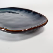 Lade das Bild in den Galerie-Viewer, Hochformat-Seitenansicht eines handbemalten Serviertellerchens aus Keramik Ø 27 cm
