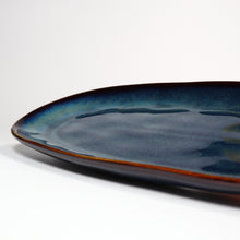 Lade das Bild in den Galerie-Viewer, Schrägansicht eines handbemalten Keramik-Serviertellerchens Ø 27 cm im Blau-Grün-Gold-Design
